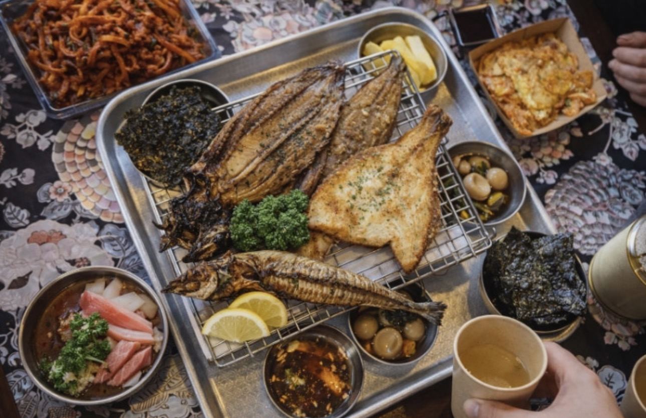 석쇠에 구운 생선구이와 반찬 한상